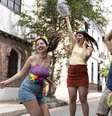 Amigos curtindo o carnaval de rua.  Foto: Freepik
