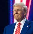 O presidente eleito dos EUA, Donald Trump, observa durante o AmericaFest da Turning Point USA no Centro de Convenções de Phoenix em 22 de dezembro de 2024 em Phoenix, Arizona.  Foto: Getty Images / BBC News Brasil