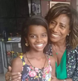 Mirella Archangelo, então com 11 anos, ao lado da jornalista Glória Maria  Foto: Reprodução