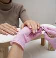 Mulher fazendo as unhas na manicure.  Foto: Freepik