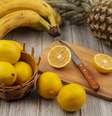 Abacaxi, banana e limão na mesa.  Foto: Freepik