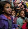 Pessoas celebram anúncio do cessar-fogo em região central da Faixa de Gaza, em 15 de janeiro de 2025  Foto: YOUSSEF ALZANOUN/Middle East Images/AFP via Getty Images / BBC News Brasil