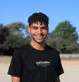 Filho de uma cozinheira e de um guia turístico da comunidade, Jean nunca imaginou que poderia estudar no exterior.   Foto: Reprodução/X/@freipetronio