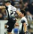  Foto: Mauro Horita/Ag. Paulistão - Legenda: Coronado (camisa 77) celebra o belo gol de falta que marcou na vitória do Corinthians sobe o Velo Clube / Jogada10