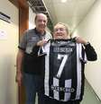 Léo Batista, falecido neste domingo, era torcedor fanático do Botafogo.  Foto: Divulgação/Botafogo / Estadão