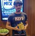 Isaque Sagara com Troféu HQ Mix recebido pela obra As Confissões da Bahia em Quadrinhos.  Foto: Divulgação