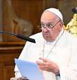 O Papa Francisco sentado em uma cadeira de veludo, lendo de uma folha de papel. Ele está falando em um microfone. O fundo está desfocado  Foto: Getty Images / BBC News Brasil