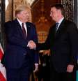 Foto de arquivo: Donald Trump aperta a mão do então presidente brasileiro, Jair Bolsonaro, antes de participar de um jantar de trabalho no resort Mar-a-Lago em Palm Beach, Flórida, EUA, em 7 de março de 2020.   Foto: REUTERS/Tom Brenner/Foto de arquivo
