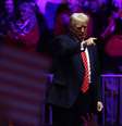 Presidente eleito dos EUA, Donald Trump gesticula durante comício um dia antes de sua posse para um segundo mandato  Foto: REUTERS/Evelyn Hockstein