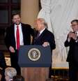 Trump criticou indultos concedidos pelo antecessor  Foto:  ALEXANDER DRAGO / Reuters