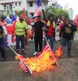 Membros do sindicato queimam bandeiras dos EUA durante um protesto contra o presidente dos EUA, Donald Trump, do lado de fora da Embaixada dos Estados Unidos, na Cidade do Panamá.  Foto: REUTERS/Aris Martinez