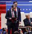 Trump assina decretos que revogam medidas do governo de Joe Biden  Foto: REUTERS/Mike Segar