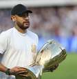 Neymar entrou em campo com a taça do Paulistão 2024 antes do primeiro jogo da final do estadual, contra o Palmeiras, na Vila Belmiro.  Foto: Werther Santana/Estadão / Estadão