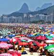 Movimento de banhistas na Praia de Copacabana, na zona sul do Rio de Janeiro, neste domingo, 19.  Foto: Estadão Conteúdo/Felix Averbug