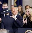 O presidente dos EUA, Donald Trump, cercado pelos filhos e pela esposa, Melania Trump, durante a posse nesta segunda-feira, 20. Da esquerda para a direita, estão Barron Trump, Donald Trump Jr, Eric Trump e Tiffany Trump. Ivanka Trump também compareceu ao evento.  Foto: Shawn Thew-Pool/Getty Images