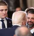 Donald Trump (de costas), com o filho caçula, Barron (esq.), e o mais velho, Donald Trump Jr (dir.)  Foto: Kevin Lamarque - Pool/Getty Images