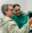 Emily ao lado de sua mãe após ser libertada  Foto: IDF