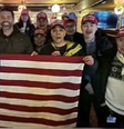 Supostos apoiadores que apareceram em foto usavam bonés da campanha de Trump com frases como “Faça a América boa de novo”  Foto: Reprodução/Fantástico