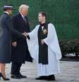 O presidente dos Estados Unidos, Donald Trump, e sua esposa, Melania Trump, chegam à igreja para missa antes da posse.  Foto: REUTERS/Jeenah Moon