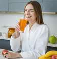 Mulher tomando vitamina C   Foto: Freepik