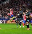  Foto: Angel Martinez Getty Images - Legenda: Griezmann tenta o arremate para o Atlético, mesmo com a forte marcação de Hincapié, do Leverkusen / Jogada10