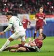  Foto: Maja Hitij/Getty Images - Legenda: Maxi Araújo, do Sporting (de branco), luta pela bola com Baumgartner, do RB Leipzig, em duelo pela Champions / Jogada10