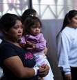 Imigrante da Guatemala em base aérea após ser deportada dos Estados Unidos  Foto: REUTERS/Cristina Chiquin