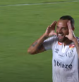 Guilherme, do Santos, comemora gol com referência a Neymar  Foto: Reprodução/Cazé TV