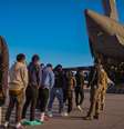 Migrantes sendo embarcados em avião para deportação nos Estados Unidos  Foto: Karoline Leavitt/X / BBC News Brasil