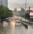 Motoristas são vistos presos em ponto de alagamento no final do Viaduto Antártica, perto do cruzamento com a Avenida Marquês de São Vicente, na Barra Funda, zona oeste de São Paulo, após o temporal que atingiu a cidade na tarde desta sexta-feira, 24  Foto: ALEX SILVA/ESTADÃO CONTEÚDO