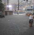 Trecho da Rua Tobias Barreto na Mooca, zona leste da capital paulista, apresenta alagamento devido à forte chuva que atingiu a cidade de São Paulo na tarde desta sexta, 24  Foto:  YURI MURAKAMI/FOTOARENA/ESTADÃO CONTEÚDO