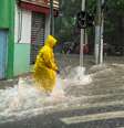 A forte chuva que atingiu São Paulo na tarde desta sexta-feira, 24, provocou uma enxurrada na Rua João Ramalho, no bairro de Perdizes, região oeste da cidade.  Foto: ALEX MIRANDA/ATO PRESS/ESTADÃO CONTEÚDO