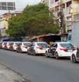 Viaturas da Polícia Civil para entrar no Alemão  Foto: Reprodução/TV Globo