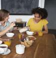 Amigas tomando café da manhã com aveia  Foto: Freepik
