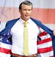 Pete Hegseth mostra o interior de sua jaqueta com bandeira americana  Foto: Getty Images / BBC News Brasil