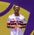 Ryan Francisco recebe o troféu de craque da copinha após a vitória do São Paulo sobre o Corinthians na final da Copinha 2025  Foto: RODILEI MORAIS/FOTOARENA/FOTOARENA/ESTADÃO CONTEÚDO