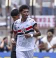 Paulinho, do São Paulo, comemora após marcar gol na partida entre São Paulo e Corinthians  Foto: LECO VIANA/THENEWS2/ESTADÃO CONTEÚDO