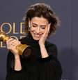 Fernanda Torres ao ganhar o Globo de Ouro 2025  Foto: GettyImages
