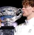 Jannik Sinner com o troféu   Foto: Tennis Australia / Esporte News Mundo