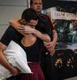 Brasileiros deportados dos Estados Unidos e trazidos de Manaus por um avião da Força Aérea Brasileira (FAB) desembarcam no Aeroporto Internacional de Belo Horizonte, em Confins, na noite deste sábado (25).  Foto: GISLAINE OLIVEIRA/ENQUADRAR/ESTADÃO CONTEÚDO