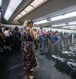 Passageiros enfrentam túnel alagado na Estação Jardim São Paulo-Ayrton Senna do Metrô (Linha 1-Azul), na zona norte da capital paulista, após o temporal que atingiu a cidade na tarde desta sexta-feira, 24.  Foto: AGATHA GAMEIRO/ZIMEL PRESS/ESTADÃO CONTEÚDO