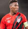 Léo comparece à Demafe para registrar boletim de ocorrência por crime de racismo no Athletiba –  Foto: Reprodução / Jogada10