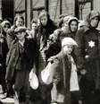 Pelo menos 1,3 milhão de pessoas foram enviadas para o campo de concentração de Auschwitz-Birkenau durante a guerra, quase 90% eram judeus  Foto: Getty Images / BBC News Brasil