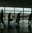Brasileiros que foram deportados dos Estados Unidos durante processo de embarque em avião da FAB, no Aeroporto Internacional Eduardo Gomes, em Manaus neste sábado (25).   Foto: EDMAR BARROS/ATO PRESS/ESTADÃO CONTEÚDO