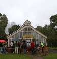 Milhares esperam na fila do Jardim Botânico de Sydney para prestigiar o desabrochar da flor-cadáver  Foto: Getty Images