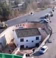 Casa fica isolada em meio à construção de rodovia na China  Foto: Reprodução/Shanghai Daily