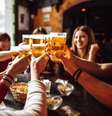 Mais de dois terços das pessoas costumam beber com amigos no verão  Foto: iStock/franckreporter