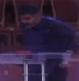 Forro de teto de igreja desaba durante culto em meio a temporal e quase atinge pastor  Foto: Reprodução