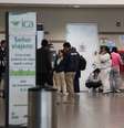 Colombianos deportados dos Estados Unidos chegam ao Aeroporto Internacional El Dorado  Foto: REUTERS/Luisa Gonzalez