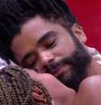 Diogo e Aline ficaram juntinhos em área externa da casa  Foto: Reprodução/TV Globo